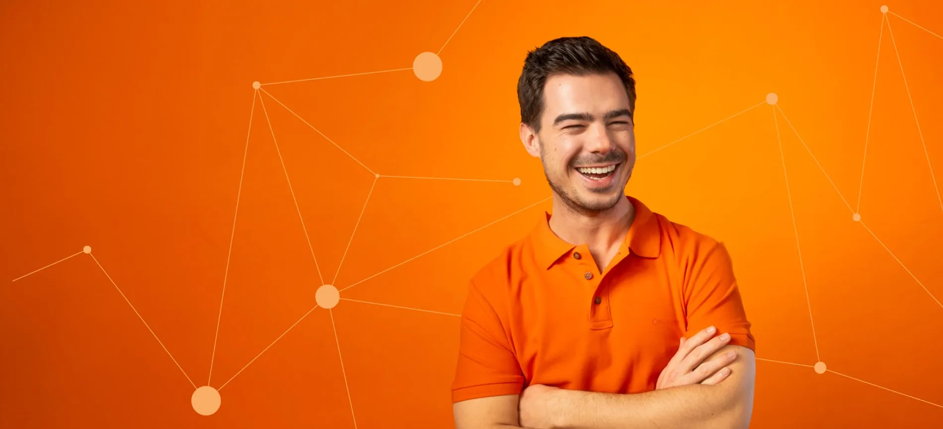 Junger Mann im orangen Polo lacht vor digitalem, orangem Hintergrund – IT-Karriere bei 4flow SE.