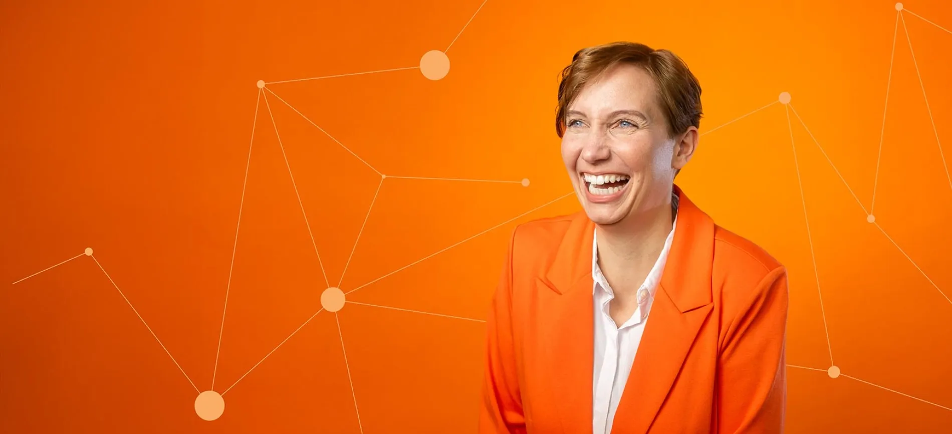 Lachende Person im orangen Blazer vor orangefarbenem Hintergrund mit IT-Netzwerk-Grafik – werde Teil von 4flow SE.