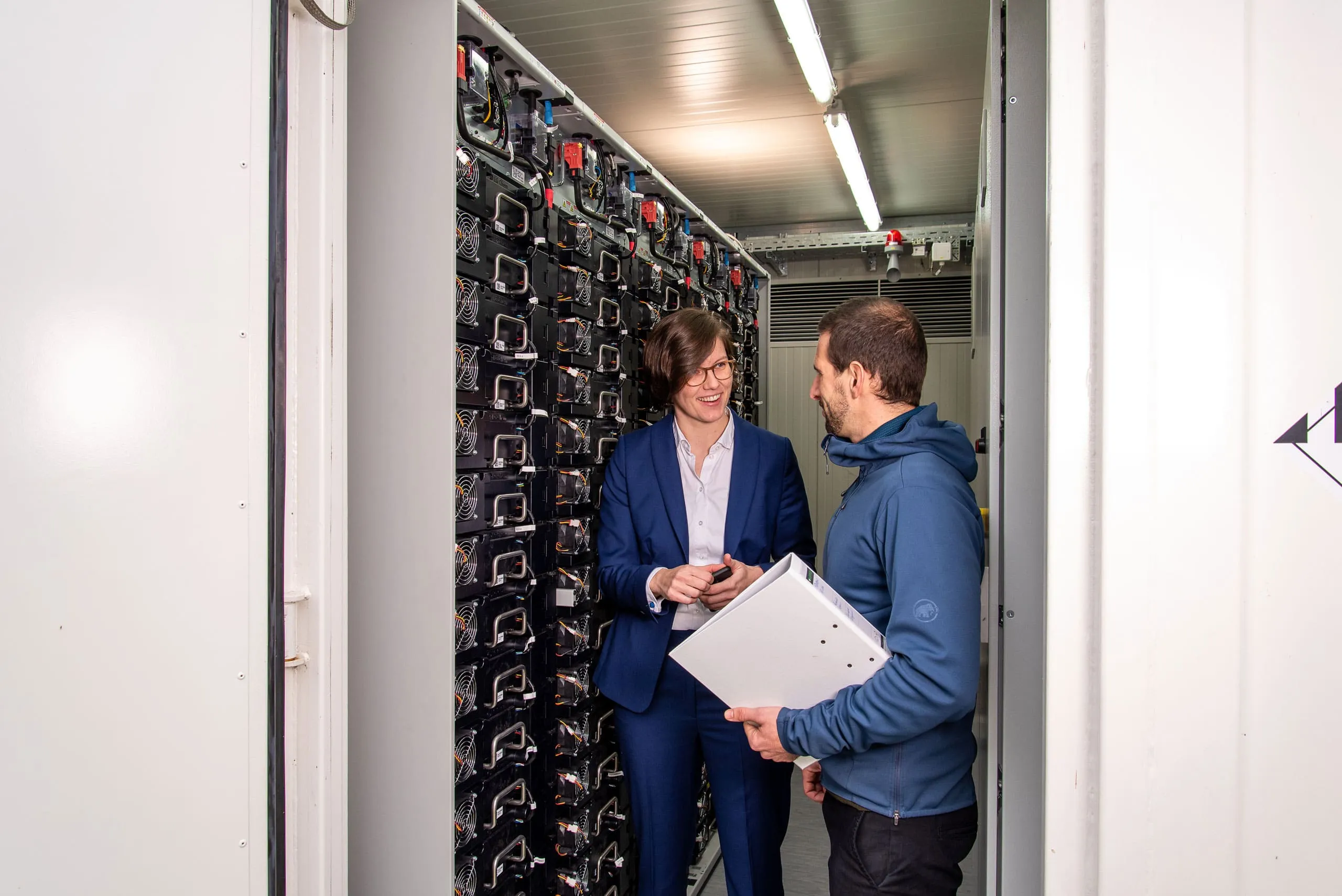Ingenieure mit koordinieren Arbeiten an einem Batteriespeicherprojekt