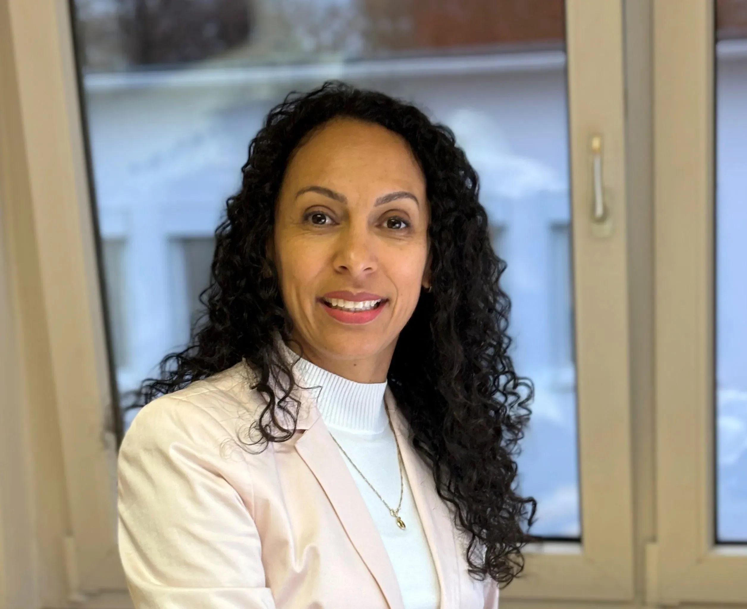 Claudia ist Elektroingenieurin bei ABO Energy - sie ist am Schreibtisch.