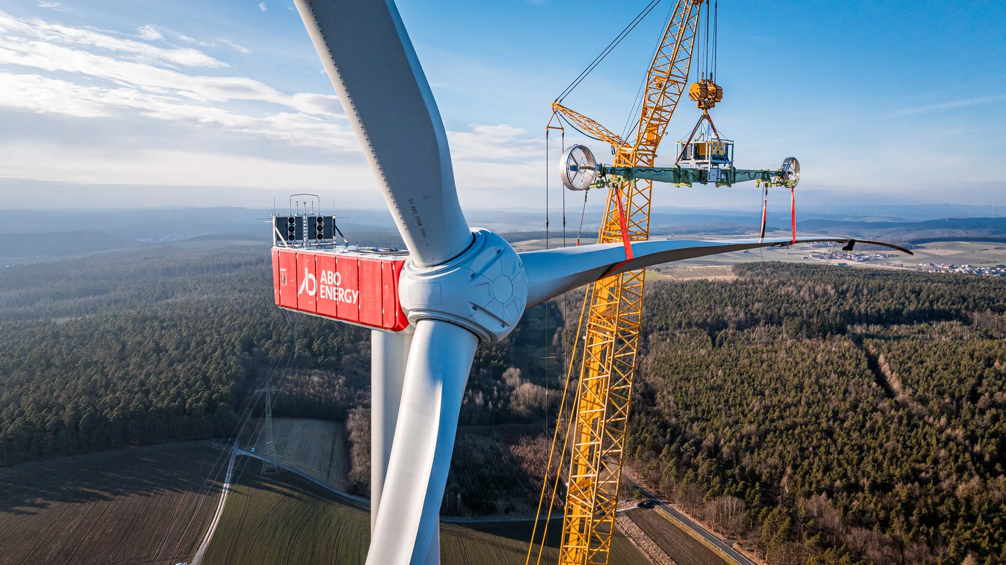 Windrad von ABO Energy wird mit einem Kran montiert – gestalte mit uns die Energiezukunft.