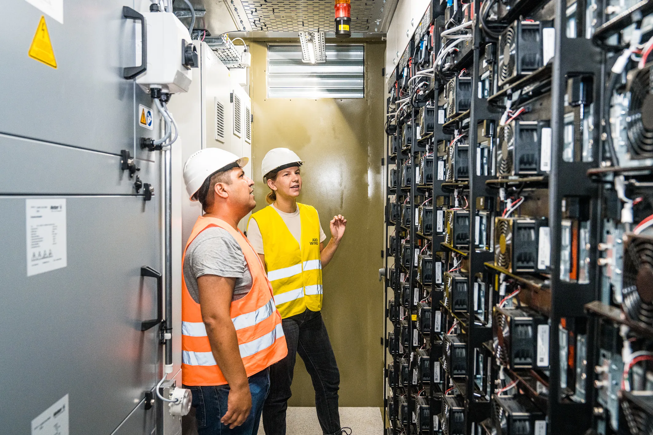 Ingeniuer*innen in einer Besprechung