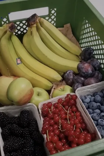 Ein Obstkorb mit Bananen, Äpfel und Beeren