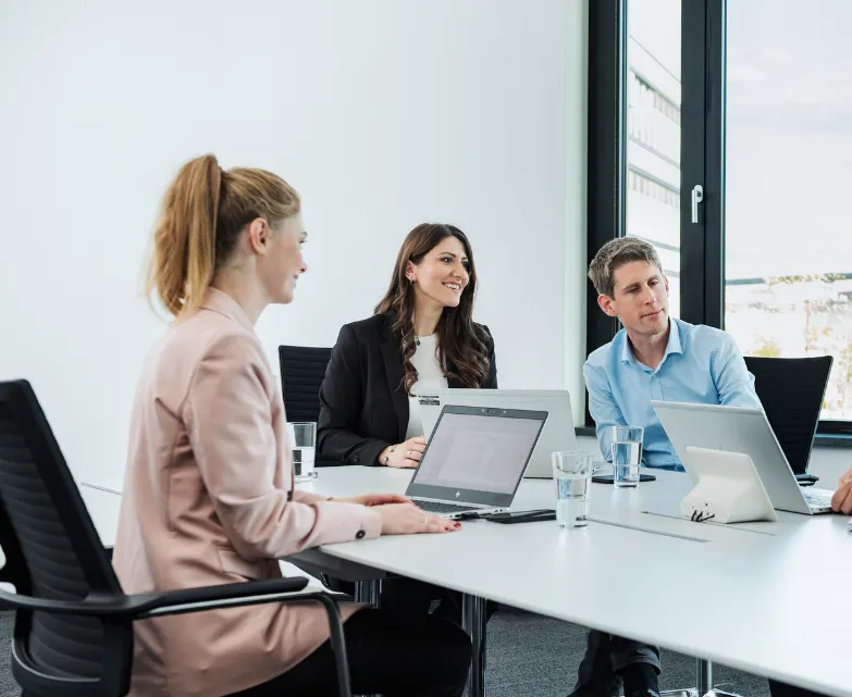 Ein Team von Amprion-Mitarbeitern bespricht in einem modernen Büro Konzepte der Energieversorgung.