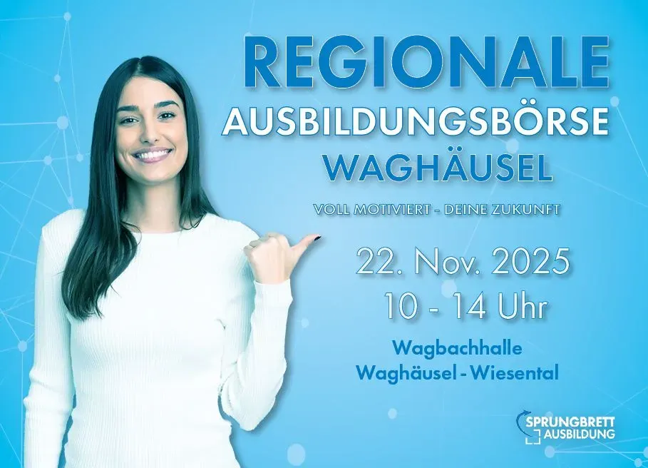 Eine lächelnde Frau sitzt entspannt in einer modernen Bürolounge und hält ein Smartphone in der Hand.