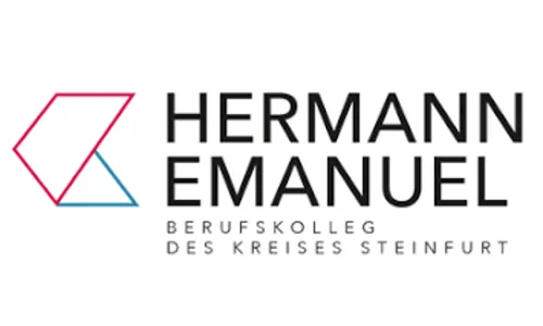 Eine lächelnde Frau in einem modernen Büro, sitzend in einer blauen Sitznische, hält ein Smartphone in der Hand.