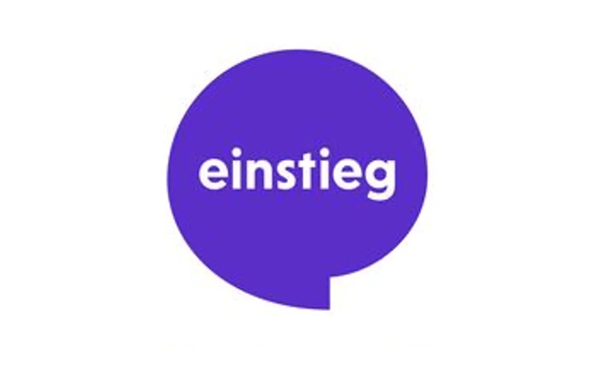 Drei junge Menschen lächeln und zeigen Daumen hoch, daneben die Wörter "Infos", "Chancen", "Perspektiven" auf bunten Schildern.