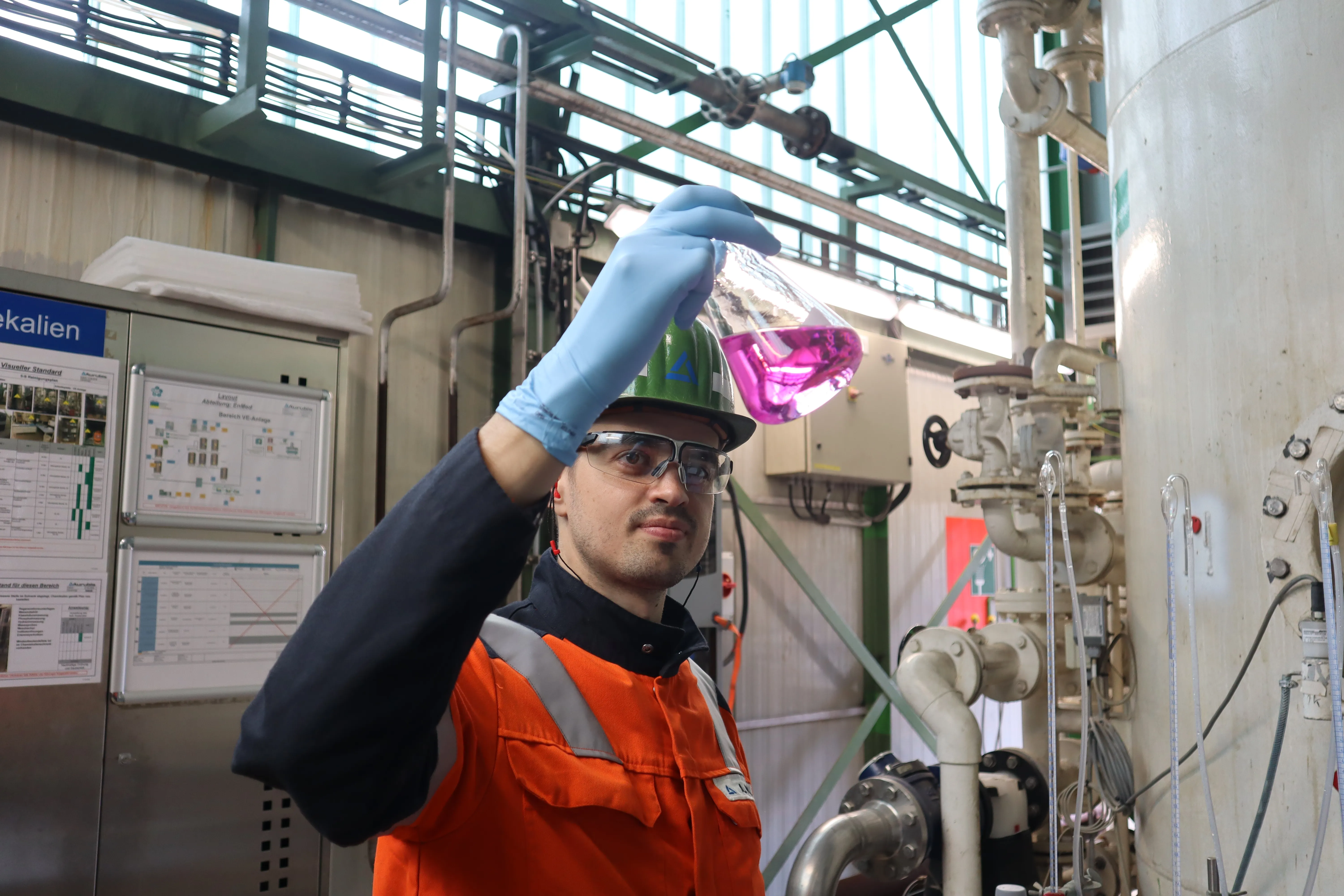 Ein Erlenmeyerkolben mit violetter Flüssigkeit im Labor von Aurubis AG, ideal für Deine Karriere in der Energiewirtschaft.