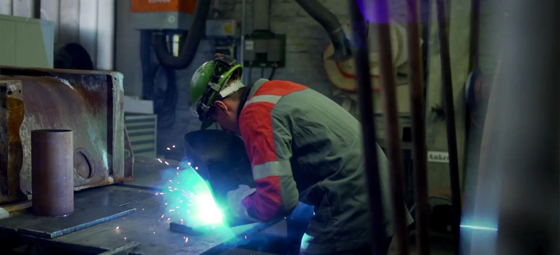 Ein Mitarbeiter schweißt Metall in der Werkhalle bei Aurubis – entdecke Deinen Einstieg in die Energiebranche.