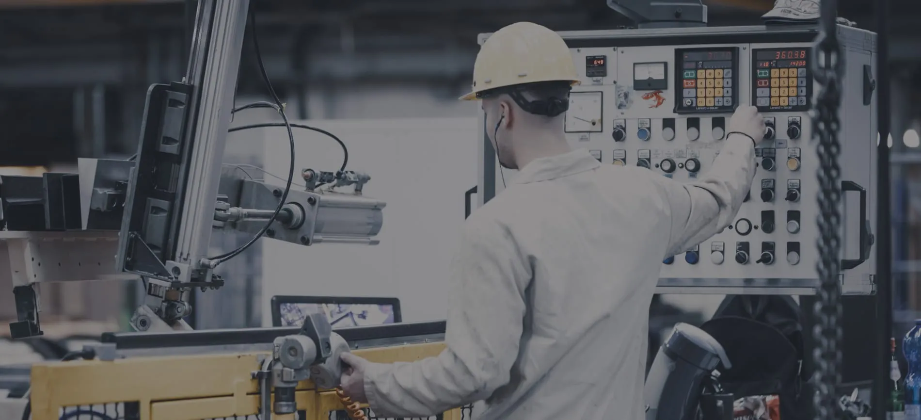 Du bedienst eine moderne Industriemaschine an einem Steuerpult in der Produktion bei Aurubis AG.