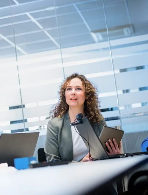 Frau mit Locken in Meetingraum