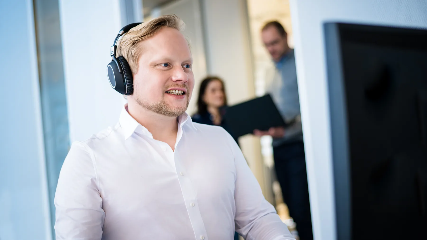 Frau mit Headset am Laptop