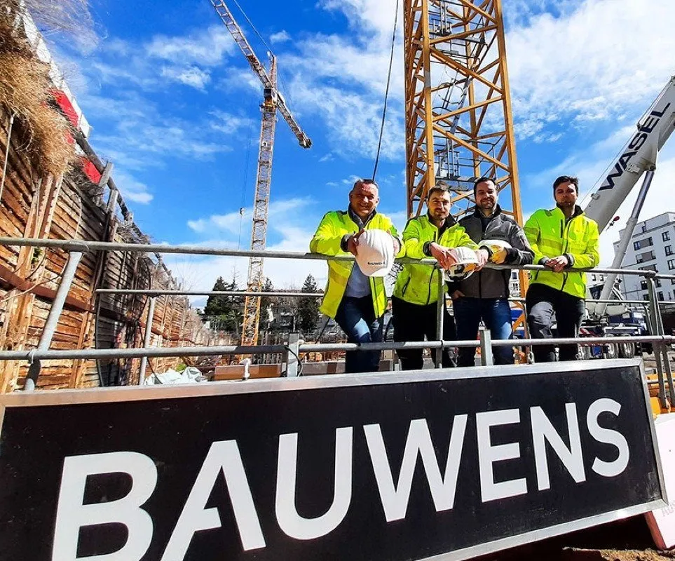 Bild mit Bauwensmitarbeitern auf Baustelle