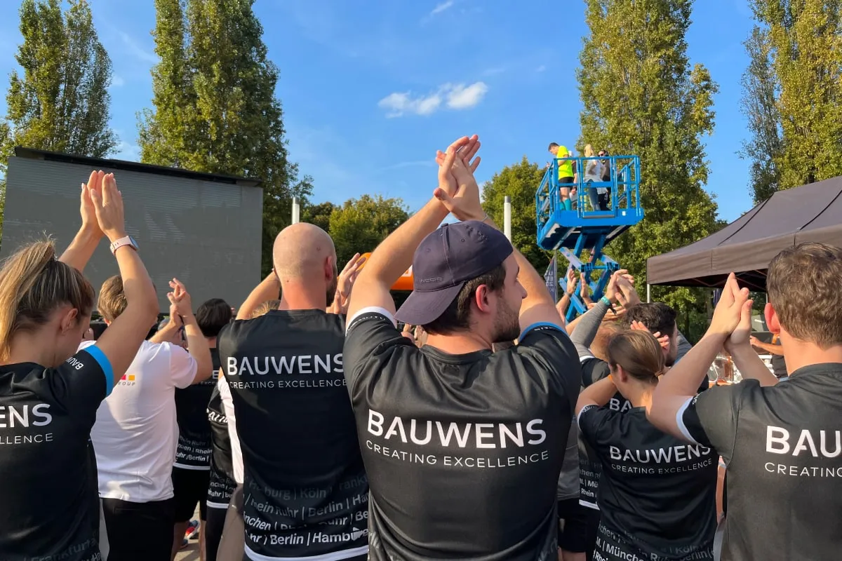 Gruppe Bauwensmitarbeitern die applaudieren