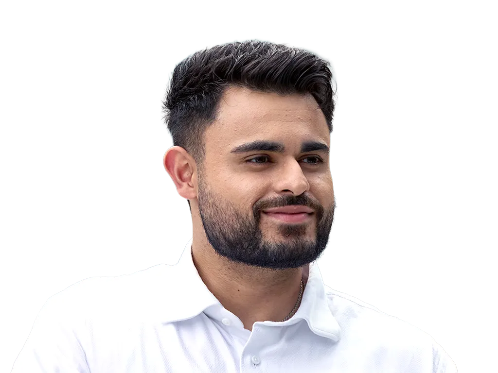 Junger Mann im weißen Hemd lächelt selbstbewusst im Freien vor einem Bürogebäude. Du kannst Teil unseres Teams werden.