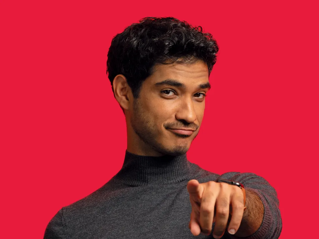 Junger Mann zeigt selbstbewusst auf Dich vor rotem Hintergrund – Karriereaufruf bei BDO in Prüfung, Steuern und Recht.