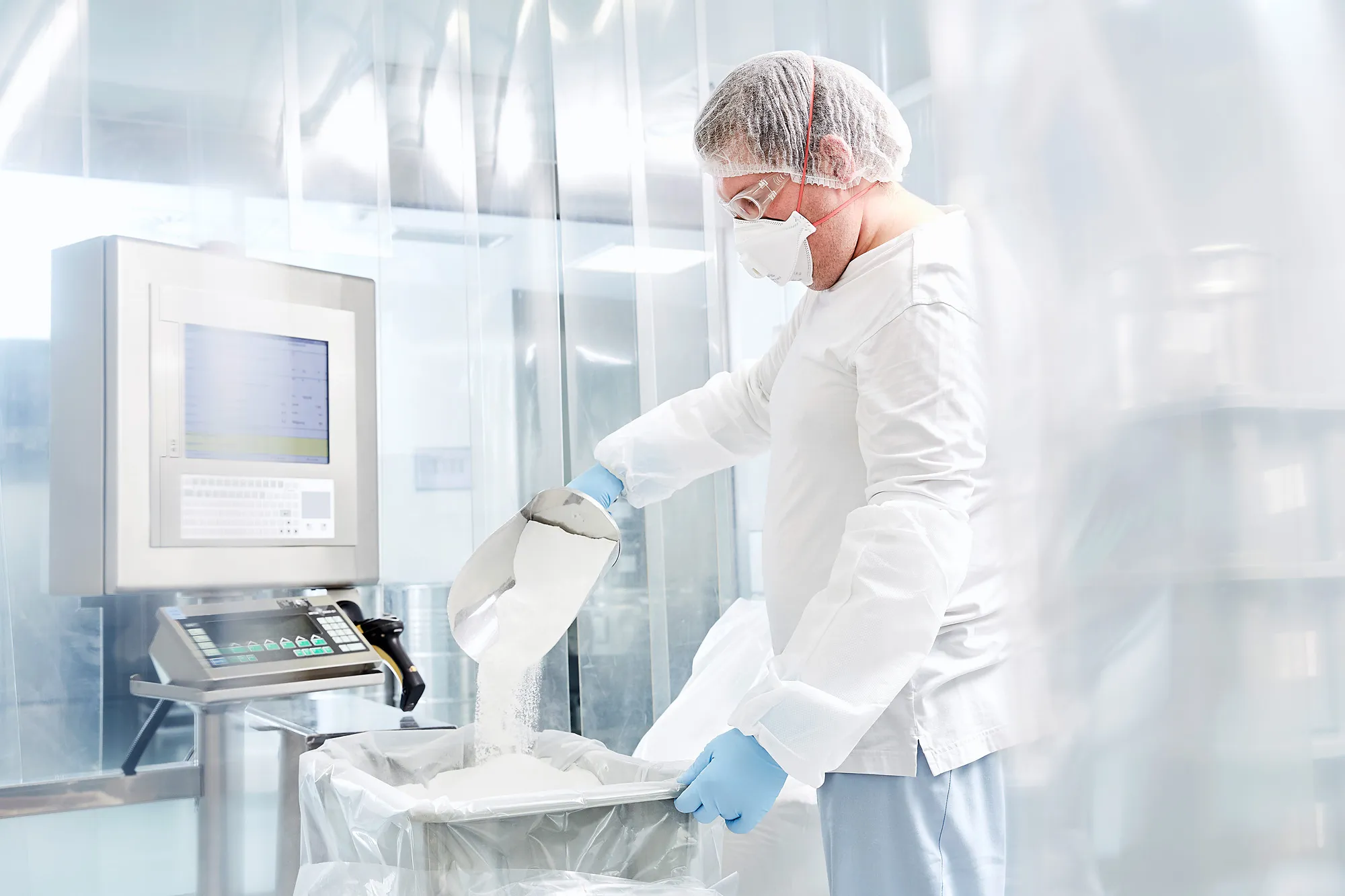 Eine lächelnde Wissenschaftlerin im Gespräch mit einem Kollegen in einem modernen Büro von Berlin-Chemie Menarini.