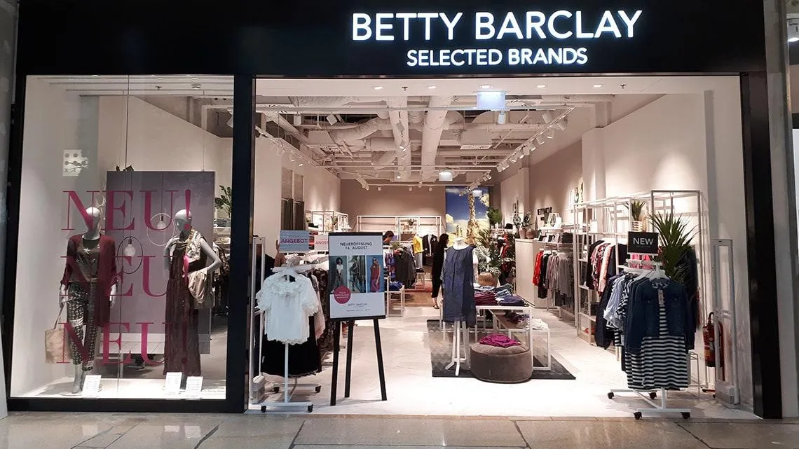 Eingangsbereich eines modernen Betty Barclay Stores mit stilvoll präsentierter Damenmode und einladender Atmosphäre.
