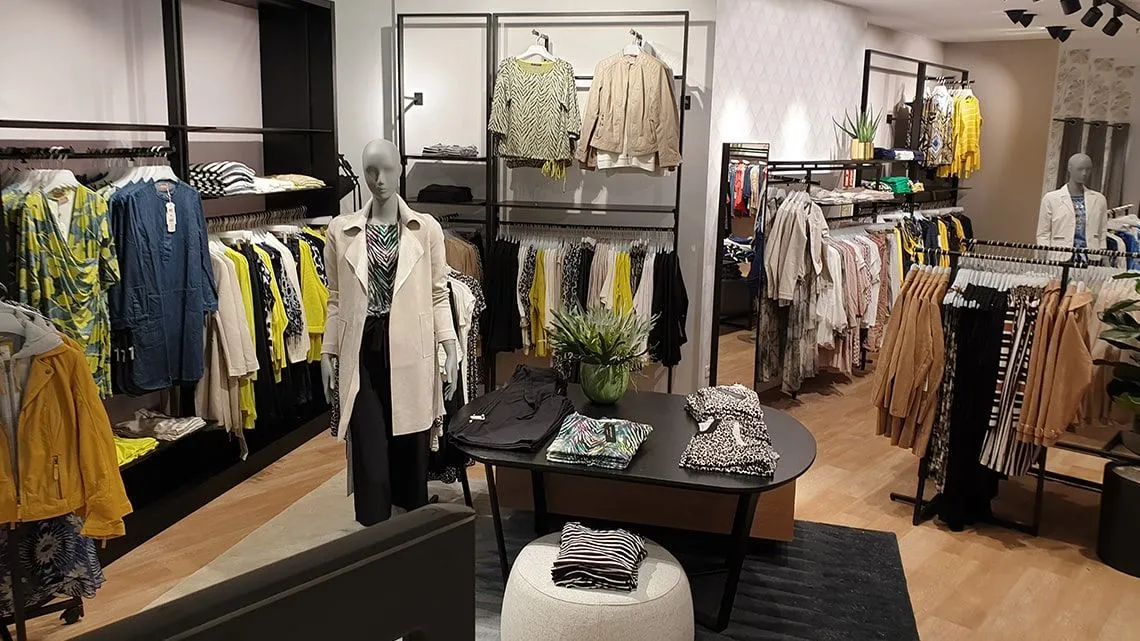 Moderner Betty Barclay Store mit stilvoll präsentierter Damenmode und einladender Atmosphäre im Einzelhandel.