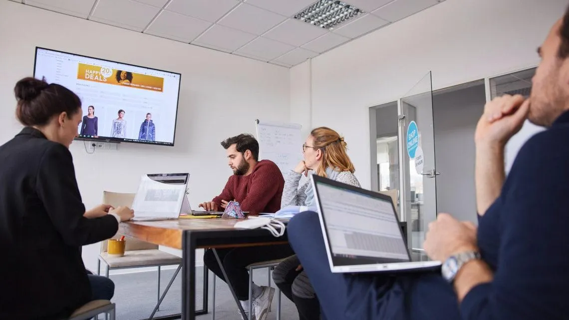 Vier Kollegen im Meeting bei Betty Barclay, besprechen gemeinsam neue Ideen für den Online-Shop im Retail-Bereich.