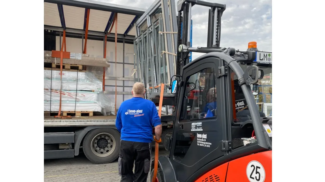 Ein Mitarbeiter lädt mit einem Gabelstapler Fensterrahmen auf einen LKW bei bewa-plast Beck GmbH.