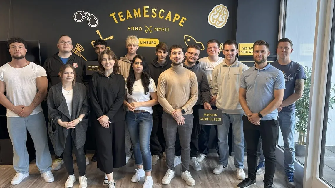 Junges Team von bewa-plast Beck GmbH feiert gemeinsamen Erfolg bei einem Teamevent in entspannter Atmosphäre.