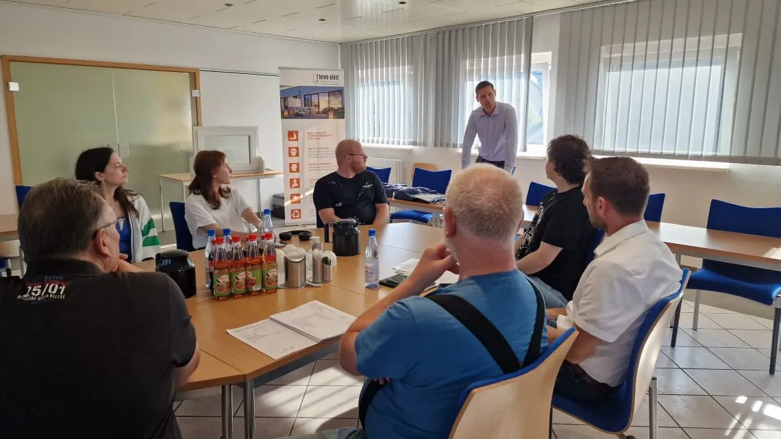 Ein Teammeeting bei bewa-plast Beck GmbH, bei dem Du Dich aktiv einbringen und weiterentwickeln kannst.