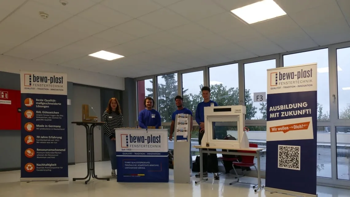 Vier junge Menschen präsentieren Dir am Stand von bewa-plast Beck GmbH Fenstertechnik spannende Ausbildungsangebote im Bereich Fensterbau.