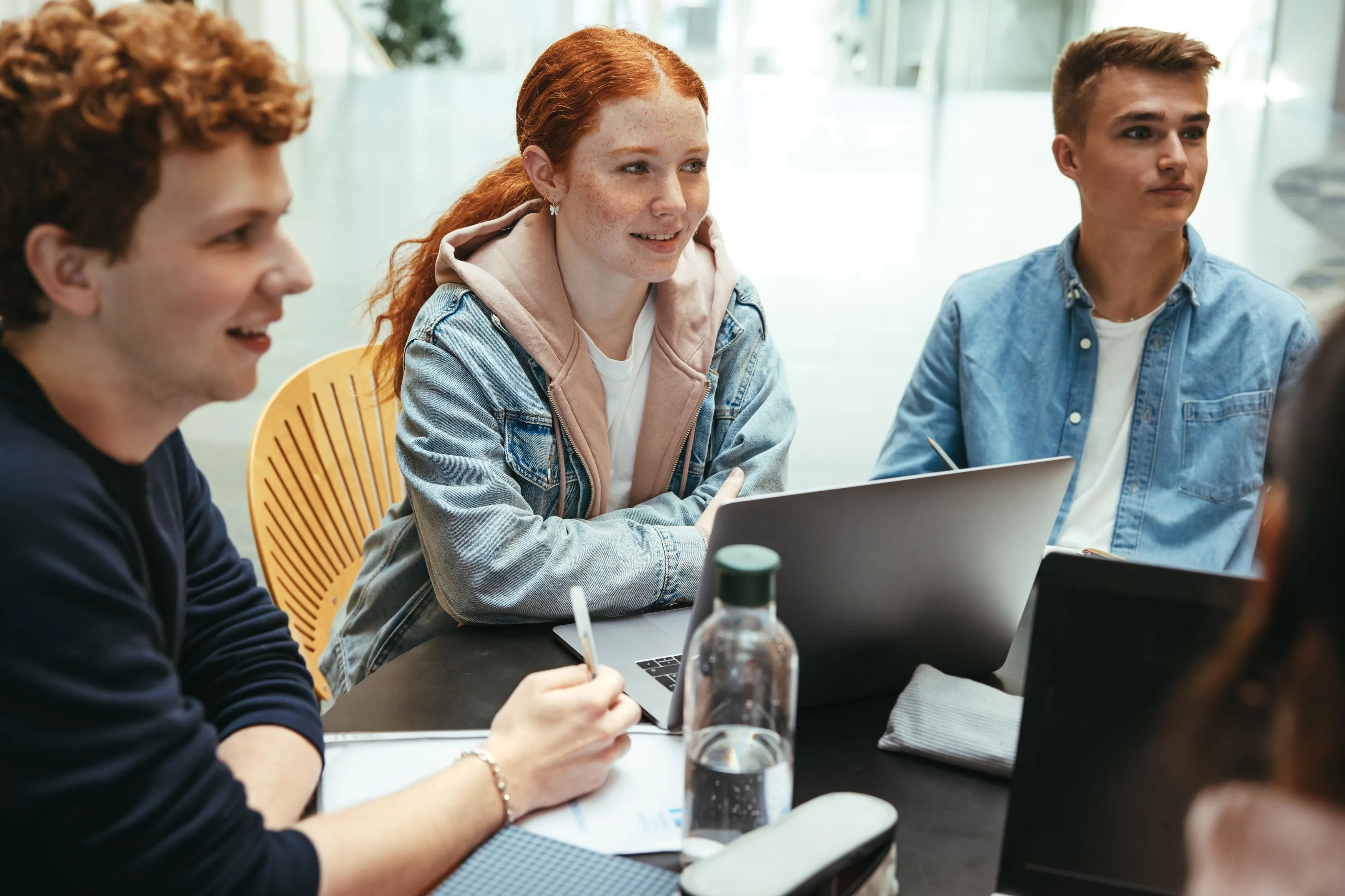 Junge Menschen arbeiten gemeinsam an Laptops und Notizen, Teamarbeit bei BKK Linde im Gesundheitswesen. (iStock / jacoblund)