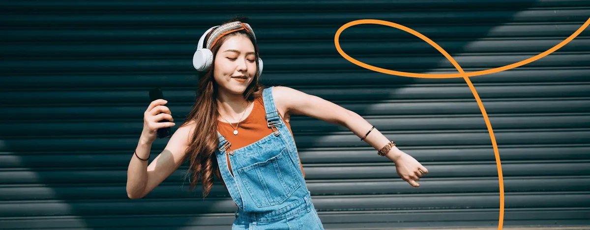 Dunkelgrüner Hintergrund mit geschwungener orangener Linie, modernes Design für mkk – deine Karriere im Gesundheitswesen.
