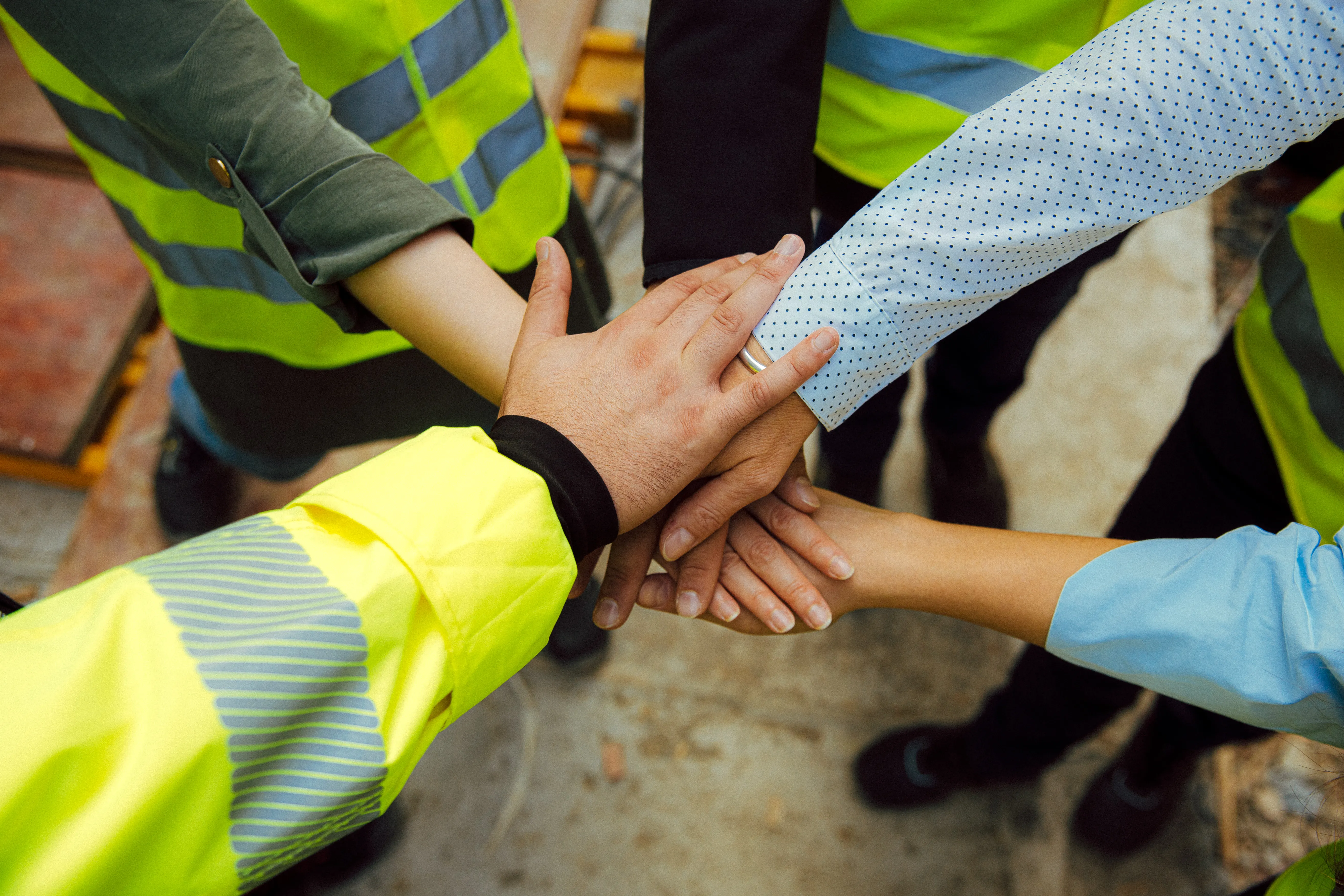 Junge Frau lächelt am Schreibtisch im Büro – Bauprojektgesellschaft Ludwigshafen mbH sucht Dich fürs Team.