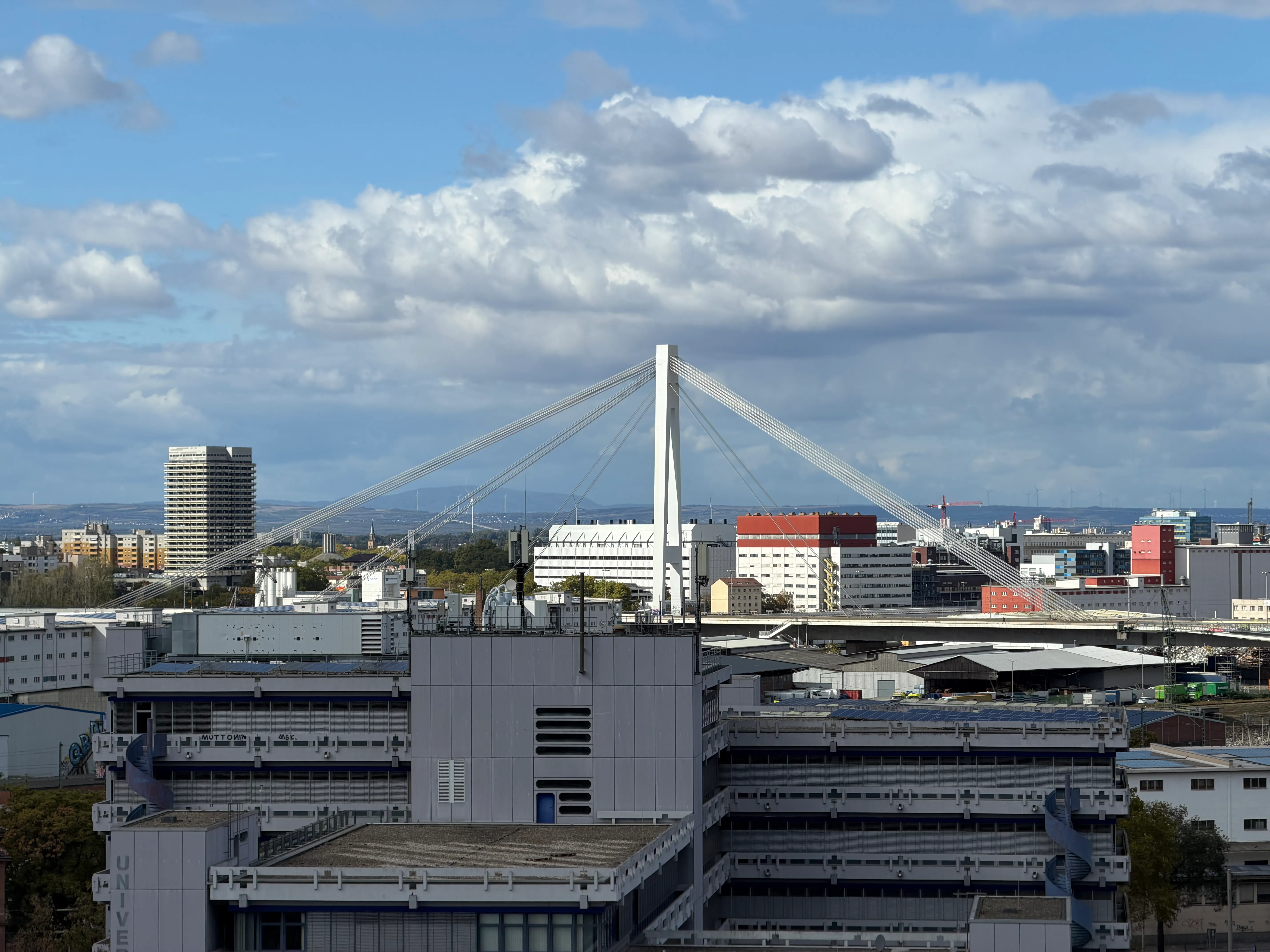 Visualisierung eines modernen Brücken- und Straßenbauprojekts in Ludwigshafen, das Du mitgestalten kannst.