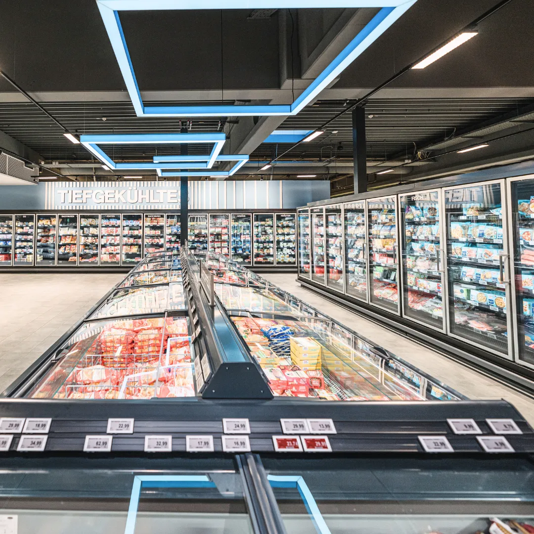 Ein moderner Combi-Supermarkt mit gut bestückten Regalen und Kühltruhen im Einzelhandel von Bünting Unternehmensgruppe.