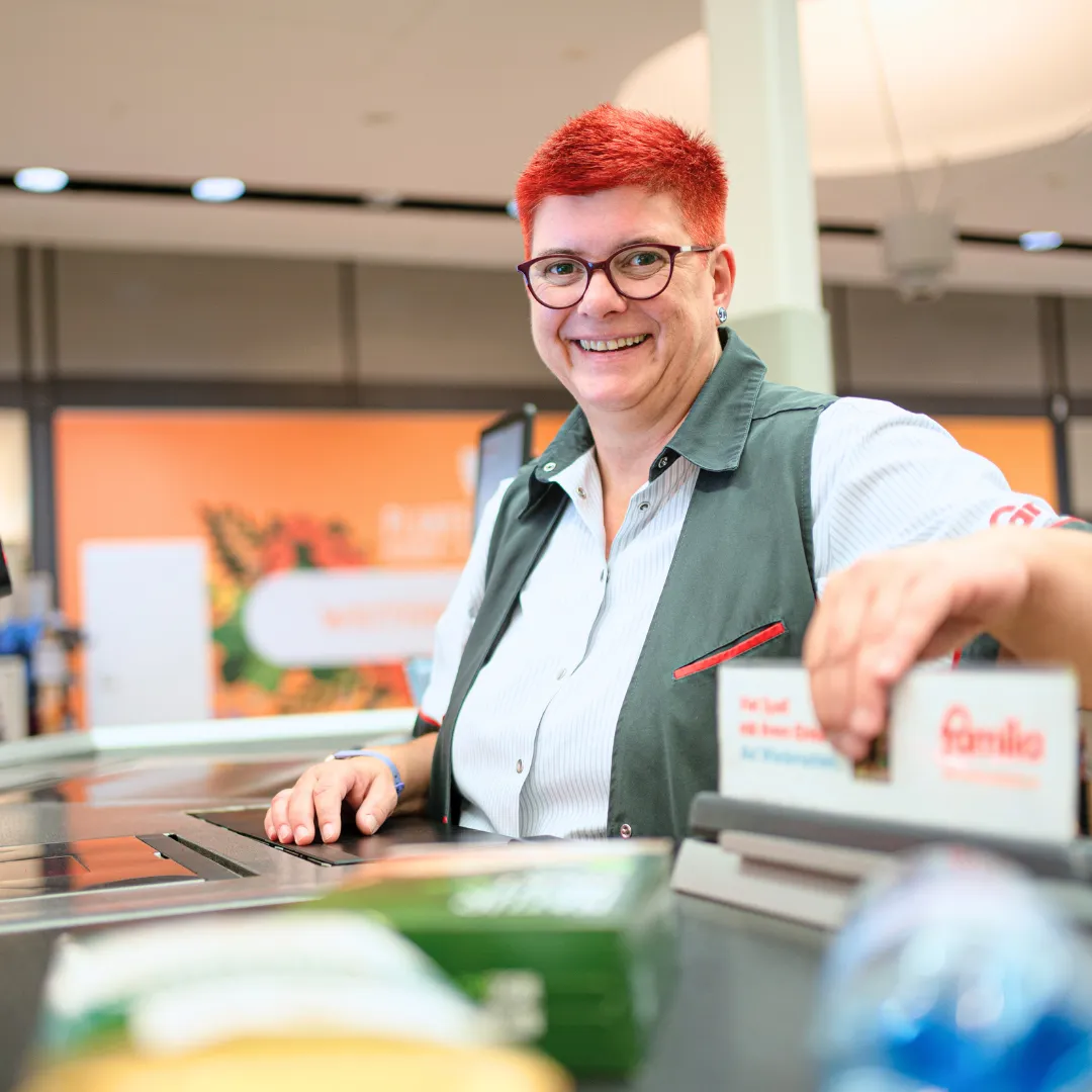 Selbstbedienungskassen in einem modernen Supermarkt der Bünting Unternehmensgruppe.