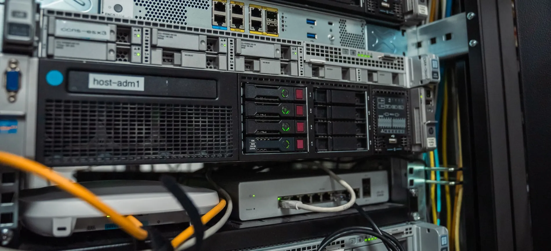 Du siehst einen Serverraum mit vernetzten Servern und Kabeln – hier gestaltest Du digitale Zukunft.
