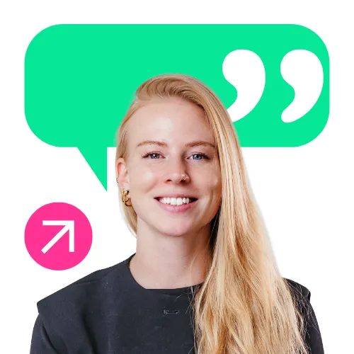 Junge Frau lächelt vor einer Sprechblase mit Anführungszeichen, Symbol für Kommunikation im IT-Team.