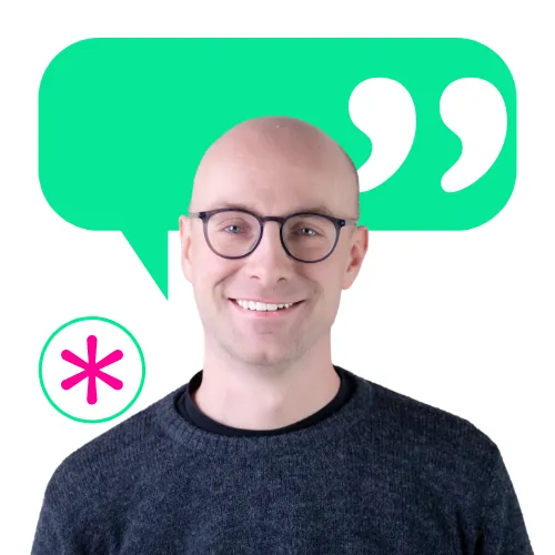 Ein lächelnder Mitarbeiter der collaboration Factory GmbH vor einer Sprechblase, die für offene Kommunikation im IT-Team steht.