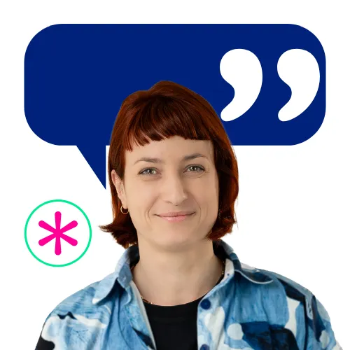 Eine lächelnde Frau vor einer Sprechblase mit Anführungszeichen, Symbol für offenen Austausch bei collaboration Factory.