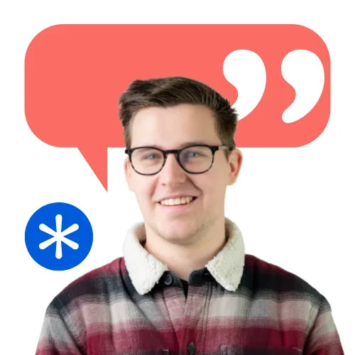 Junger IT-Mitarbeiter lächelt vor Sprechblase mit Anführungszeichen – werde Teil unseres Teams bei collaboration Factory!