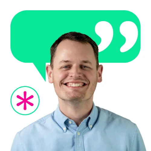 Ein junger Mann lächelt vor einer Sprechblase mit Anführungszeichen – werde Teil unseres IT-Teams bei collaboration Factory.