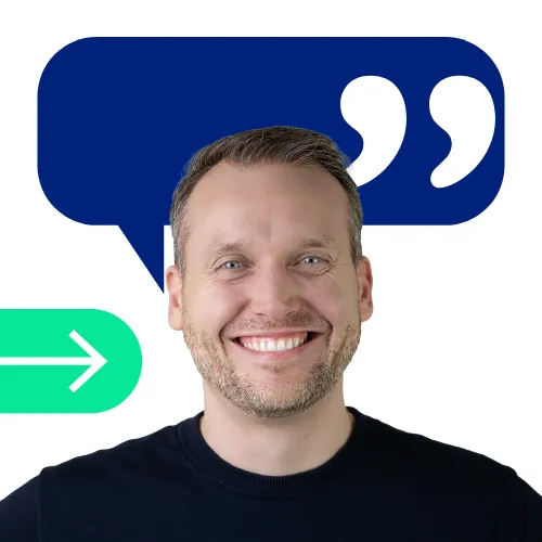 Lächelnder Mitarbeiter bei collaboration Factory, Symbol für offene Kommunikation und Zusammenarbeit in der IT-Branche.