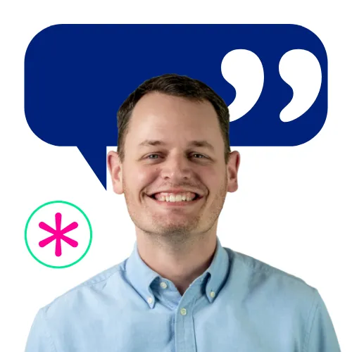 Ein junger Mann lächelt vor einer Sprechblase mit Anführungszeichen – werde Teil unseres IT-Teams bei collaboration Factory.