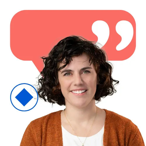Junge Frau mit lockigen Haaren lächelt freundlich vor Sprechblase – werde Teil unseres IT-Teams bei collaboration Factory!