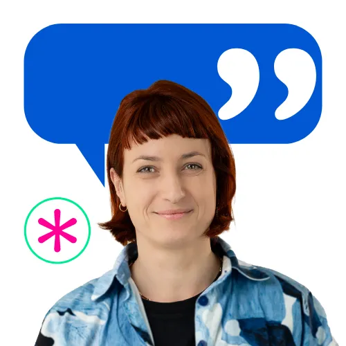 Eine lächelnde Frau vor einer Sprechblase mit Anführungszeichen, Symbol für offenen Austausch bei collaboration Factory.