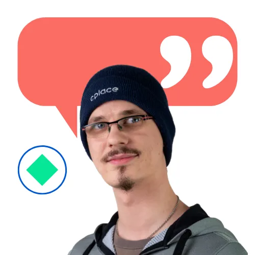 Junger IT-Mitarbeiter mit cplace-Mütze, der freundlich in die Kamera blickt, vor Sprechblase und grünem Symbol.