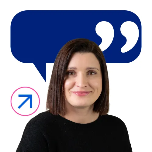 Smiling woman in a black sweater with a quote symbol and arrow, inviting you to join the collaboration Factory AG IT team.