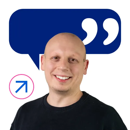 Ein lächelnder Mitarbeiter von collaboration Factory mit Sprechblase und Anführungszeichen, Symbol für Austausch in der IT-Branche.