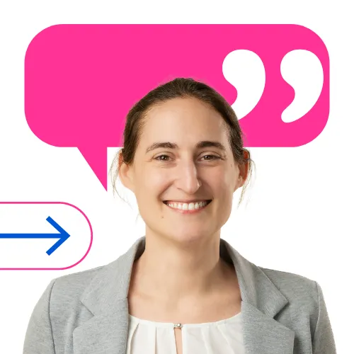 Junge Frau im Business-Outfit lächelt vor einer Sprechblase mit Anführungszeichen – werde Teil unseres IT-Teams.