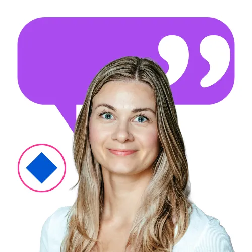 Junge Frau lächelt vor Sprechblase und Symbol, um Dich auf Jobs bei collaboration Factory im IT-Bereich anzusprechen.