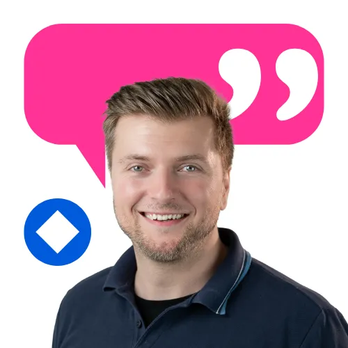 Smiling team member at collaboration Factory AG with a bold pink speech bubble, inviting you to join the IT fun.